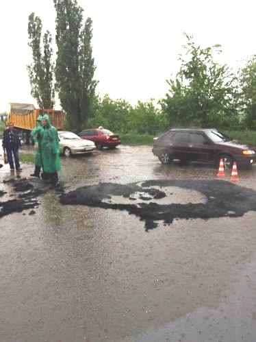 В Краматорске во время ливня кладут асфальт
