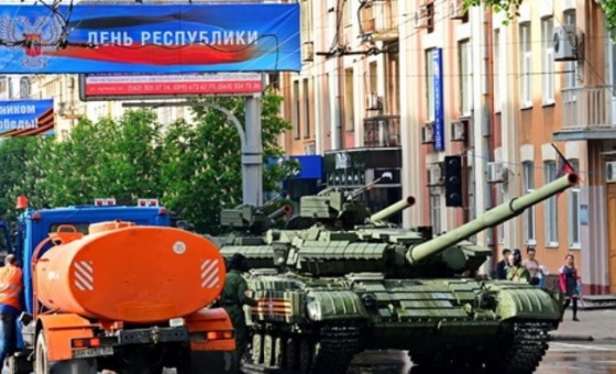 Парад агрессора: гибридная армия РФ прошлась маршем по Донецку