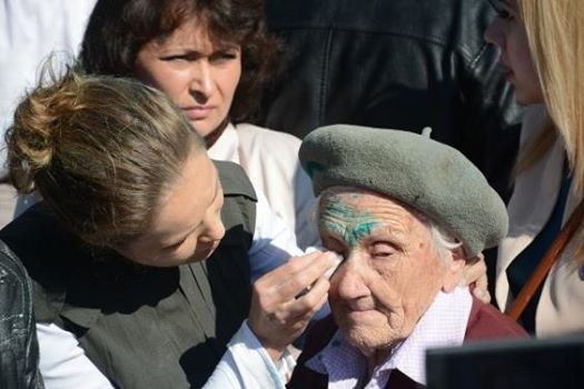 Активисты Славянска извинились за то, что нечаянно облили зеленкой ветерана