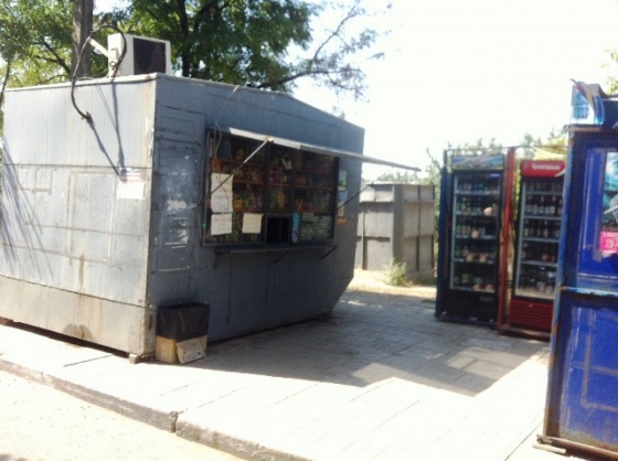 В Мариуполе разоблачили подпольный цех по изготовлению контрафактного алкоголя - ларек Первомайская