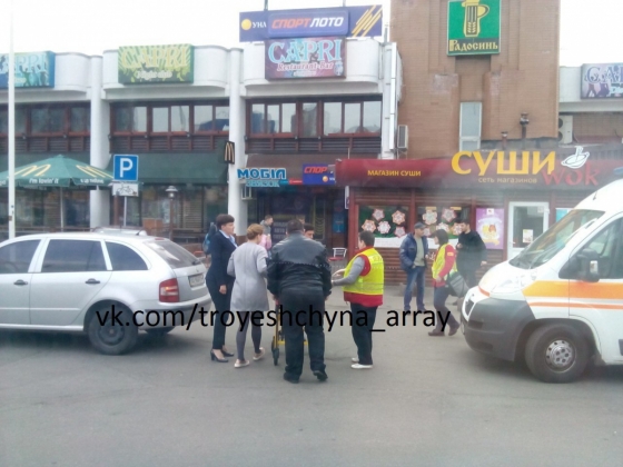 Автомобиль с Савченко сбил пожилую женщину 