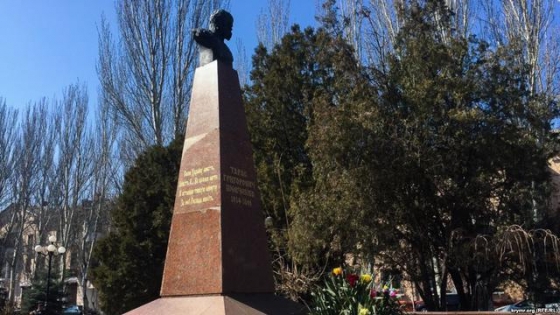 В оккупированной Керчи к памятнику Шевченко принесли желто-голубые цветы, в Симферополе оккупанты фиксировали проукраинских активистов