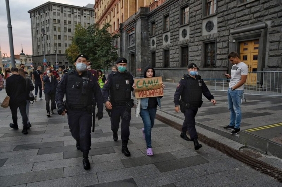 В Москве журналисты вышли на пикеты против признания СМИ иноагентами, есть задержанные 