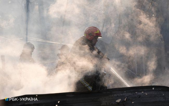 У Києві 10 постраждалих через падіння уламків на багатоповерхівку