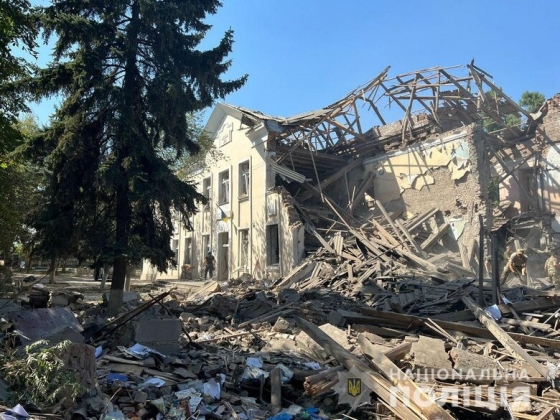 Поцілили у будинки, школи, підприємства, комунікації. Російські окупанти за добу обстріляли 17 населених пунктів Донеччини, - Нацполіція
