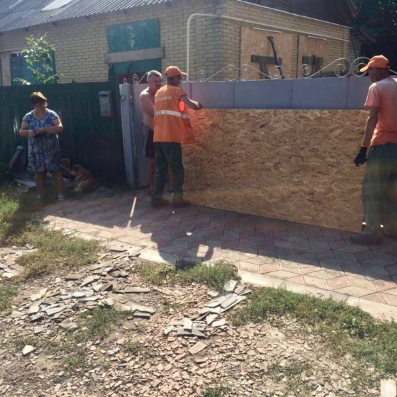 У Краматорську мешканці отримують допомогу для ліквідації наслідків обстрілів