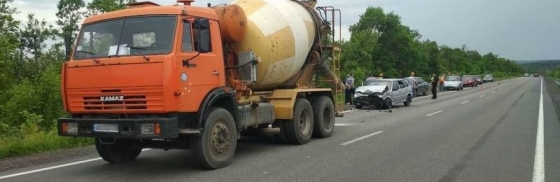 Легковой автомобиль врезался в бетономешалку. ДТП в Славянском районе