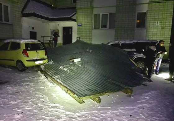 В Трускавце шквальным ветром сорвало часть крыши на многоэтажке