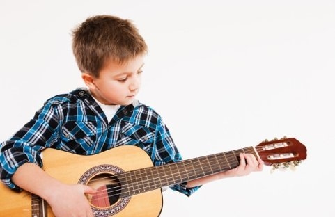 Как выбрать правильный размер гитары для ребенка