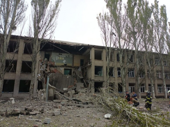 Рашисти обстріляли у Миколаївці школу, в якій ховались цивільні, - Донецька ОВА