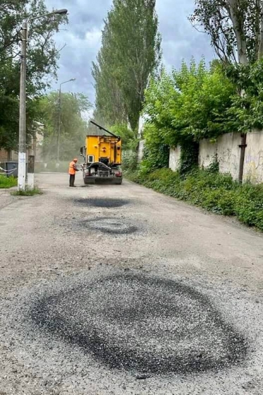У Краматорську продовжується ремонт доріг пневмо-струменевим методом