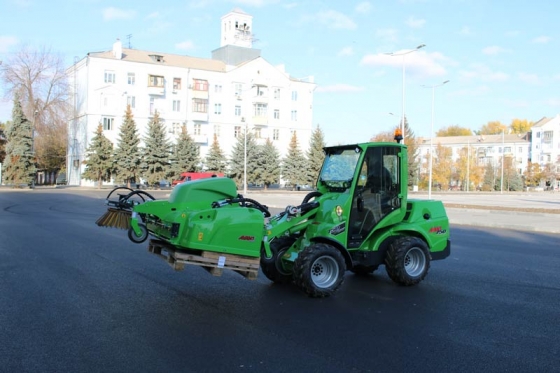 В Краматорске презентовали финскую технику для уборки города. 