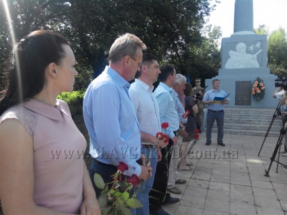 «Двадцать второго июня, ровно в четыре часа»: в Славянске возложили цветы к братской могиле воинов Второй Мировой 