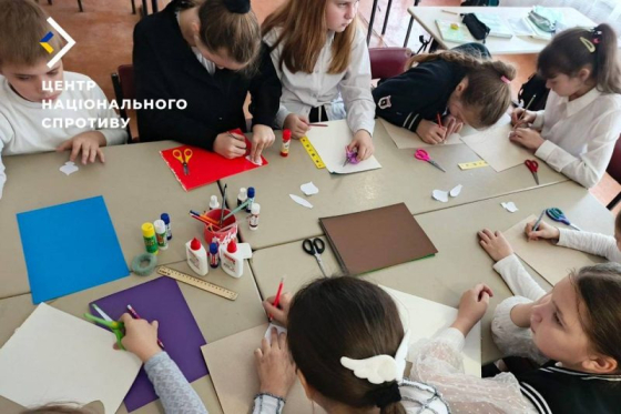 Окупанти змушували українських дітей робити подарунки для російських військових на ТОТ Херсонщини, - ЦНС