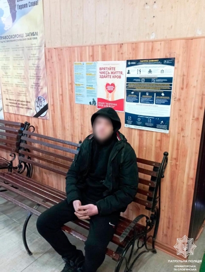 Чоловіка, який перебував у розшуку за вчинення кримінального правопорушення, затримали патрульні у Краматорську 