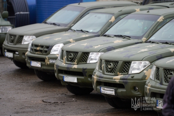 Ключі від двох десятків пікапів передали військовим підрозділам, які боронять Донеччину