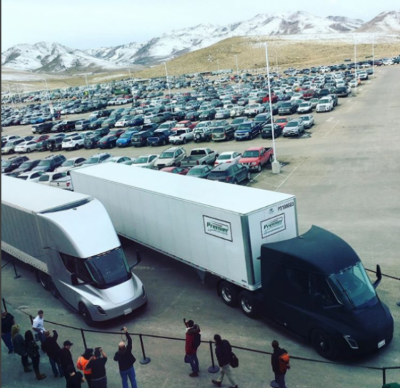 Беспилотные грузовики Tesla успешно доставили первый груз