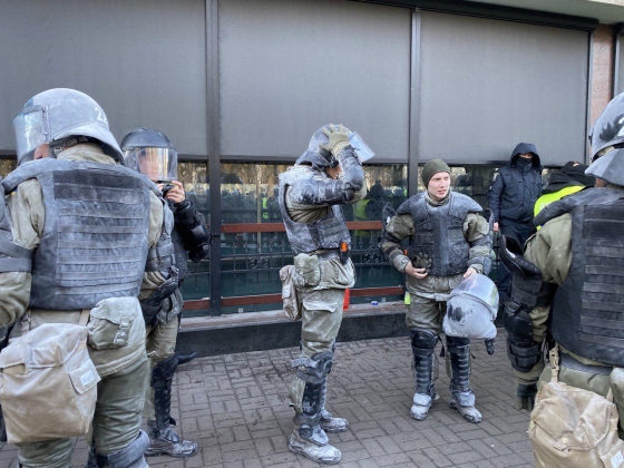 Под Радой произошли стычки противников рынка земли с полицией: камни против слезоточивого газа (фото, видео)