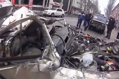 В Донецке танк террористов раздавил автомобиль (видео)
