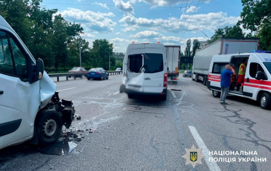У Києві мікроавтобус протаранив авто, постраждали діти