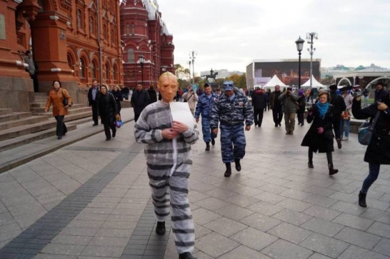 По центру Москвы прогулялся &quot;военный преступник&quot; с лицом Путина 