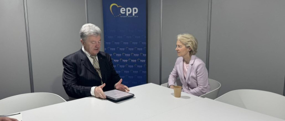 Порошенко обговорив з фон дер Ляєн спільну позицію щодо завершення війни та переговори про вступ України в ЄС