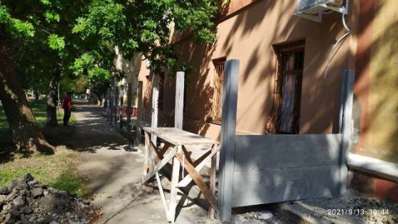 В Краматорске владелец демонтирует незаконно установленную ограду