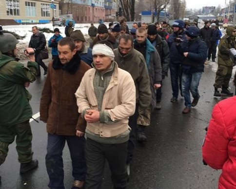 Пленных киборгов вывели на улицы Донецка (фото)