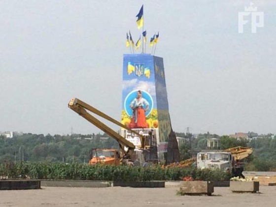На постаменте в центре Запорожья вместо Ленина появились флаги Украины и казак