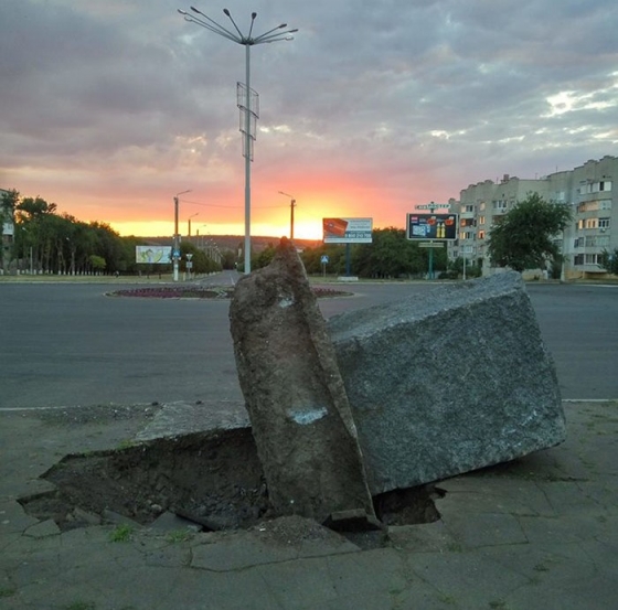 На бывшей Комсомольской площади в Краматорске демонтировали камень, так и не ставший Монументом