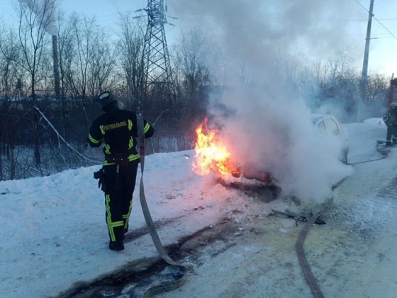 У Слов&#039;янську посеред дороги спалахнув автомобіль