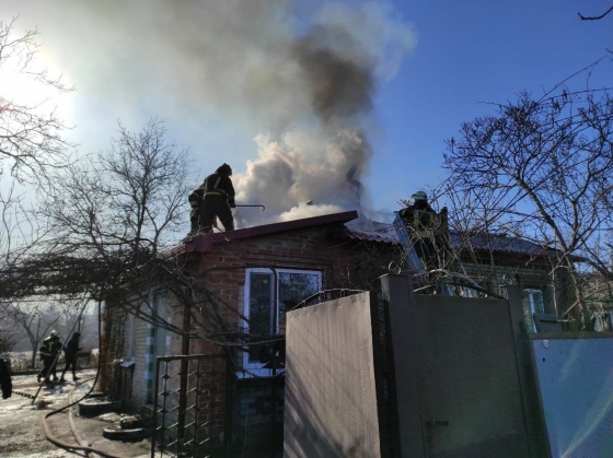 В Славянске в частном доме горела крыша. Пришлось тушить 2,5 часа 