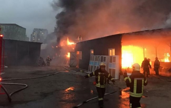 В Киеве масштабный пожар: горят склады 