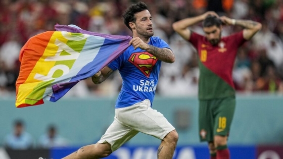 Колишній італійський футболіст Феррі вибіг на футбольне поле під час матчу ЧС-2022 з написом &quot;Save Ukraine&quot;