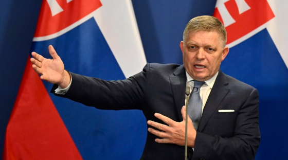 Фіцо розкритикував школяра, який не потиснув руку президенту: &quot;Комусь тут треба дати три ляпаси&quot;
