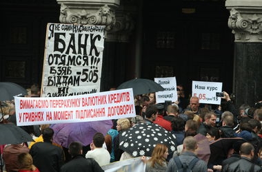 Банкиры согласились пересчитать валютные кредиты по выгодному для заемщиков курсу: все подробности 