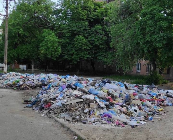 Дворы мариупольских многоэтажек превратились в свалки мусора