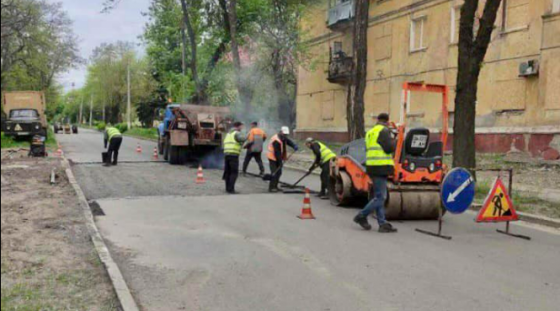 У Краматорську відновили дорожнє покриття на місці ракетного удару по вулиці Ярослава Мудрого