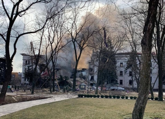 Под завалами мариупольского драматического театра погибло около 300 человек