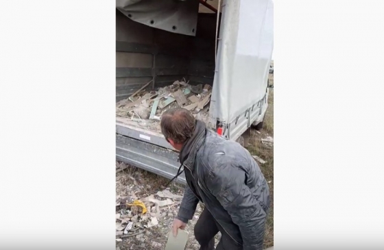 Люди, выбросившие из грузовика мусор на Меловых горах, собрали его обратно и увезли 