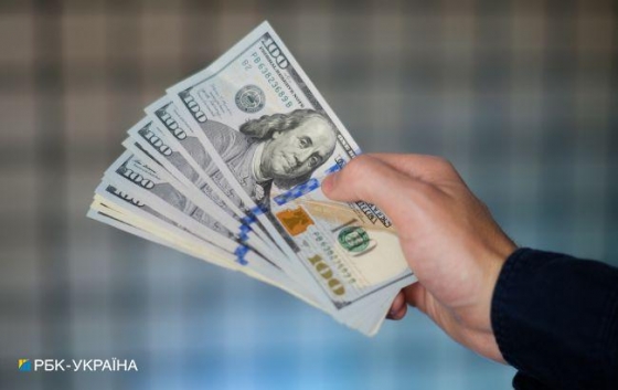 Українці наприкінці 2023 року купили у банках рекордний за 11 років обсяг валюти