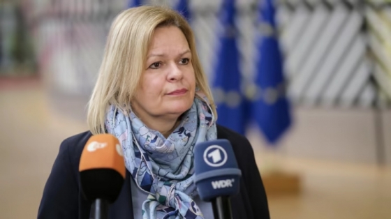 Глава МВС Німеччини стурбована зв’язками ультраправих з Росією