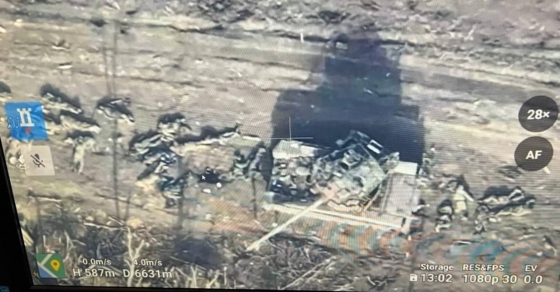Два десятки ліквідованих окупантів лежать біля підбитого танка на дорозі поблизу Авдіївки (відео)