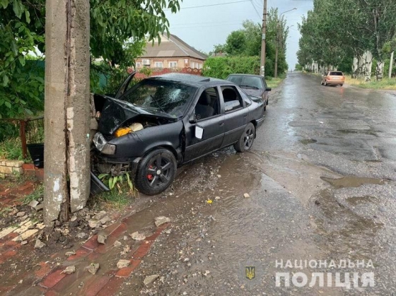 В Славянске Opel въехал в электроопору: пострадали водитель и пассажир 