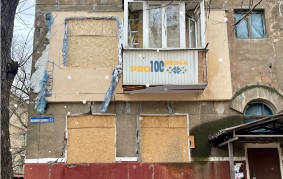 Без вікон, але з новим фасадом: в Краматорську витратять більше 8 мільйонів гривень на ремонт багатоквартирного будинку