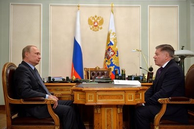 Пресс-служба Кремля показала живого Путина. Уверяет, что фотографии свежие