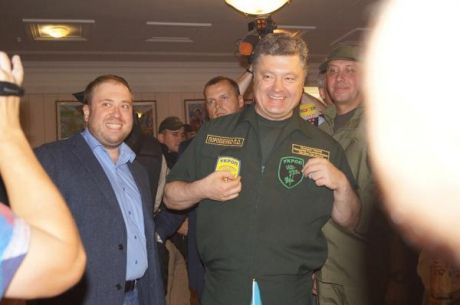 Порошенко в Мариуполе продемонстрировал шевроны УКРОП