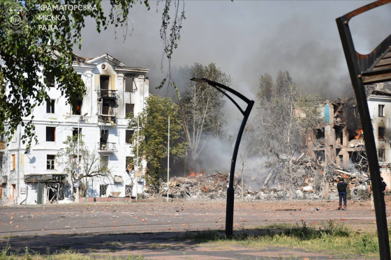 Вдень, 31 липня росія вдарила по центру Краматорська — житлову п’ятиповерхівку знищено майже повністю