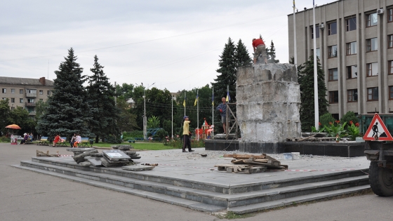 В Славянске долбить постамент из-под Ленина будут еще долго