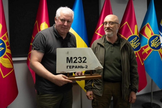 Міністру оборони Литви Анушаускасу в Києві подарували шматок &quot;шахеда&quot;